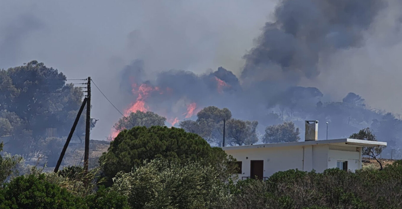 Φωτιά τώρα στην Παλαιά Φώκαια. Καίγονται σπίτια. 112 για εκκενώσεις σε Θυμάρι, Καταφύγι και Χάρακα