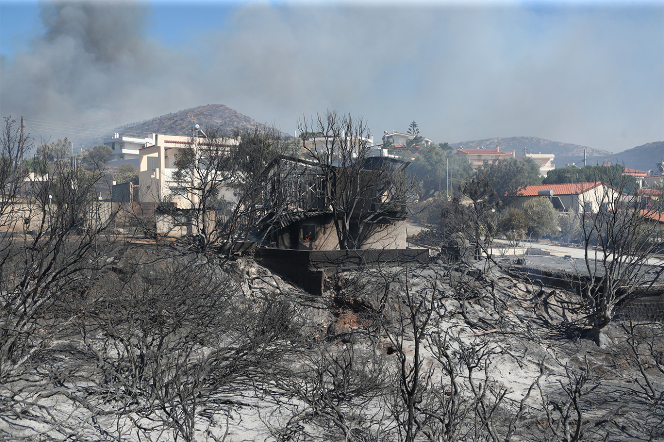 Φωτιά στην Παλαιά Φώκαια. Κάηκαν σπίτια, βάρκες, ΙΧ. Σε εξέλιξη προανάκριση για τα αίτια της πυρκαγιάς (φωτο)