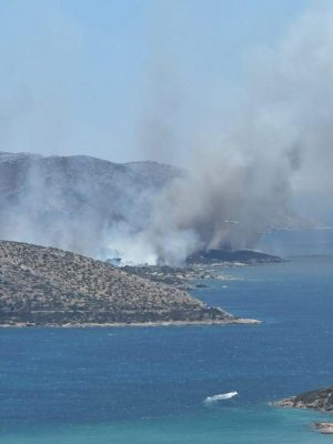 Φωτιά στην Παλαιά Φώκαια. Μέχρι τα Κύθηρα έφτασε ο καπνός από τις φλόγες