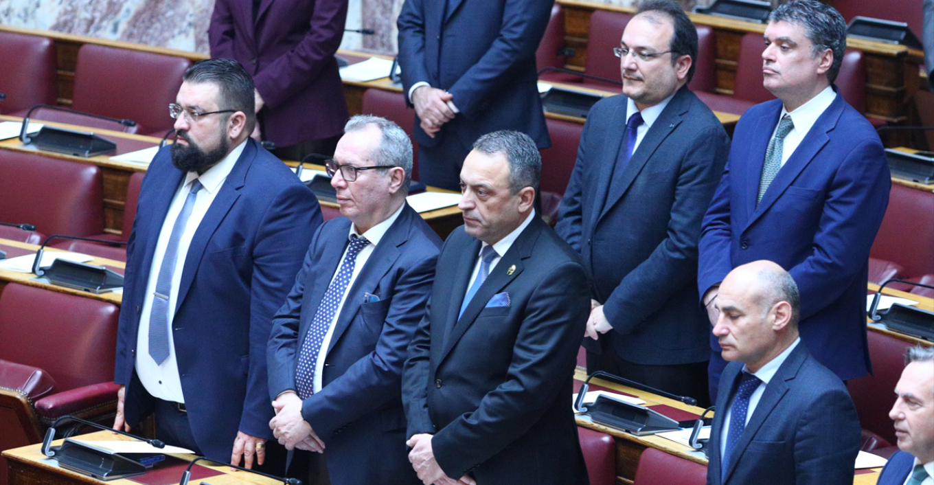 Με 297 βουλευτές η Βουλή μετά την έκπτωση των τριών Σπαρτιατών. Δεν αναπληρώνονται οι θέσεις. Οι συνέπειες