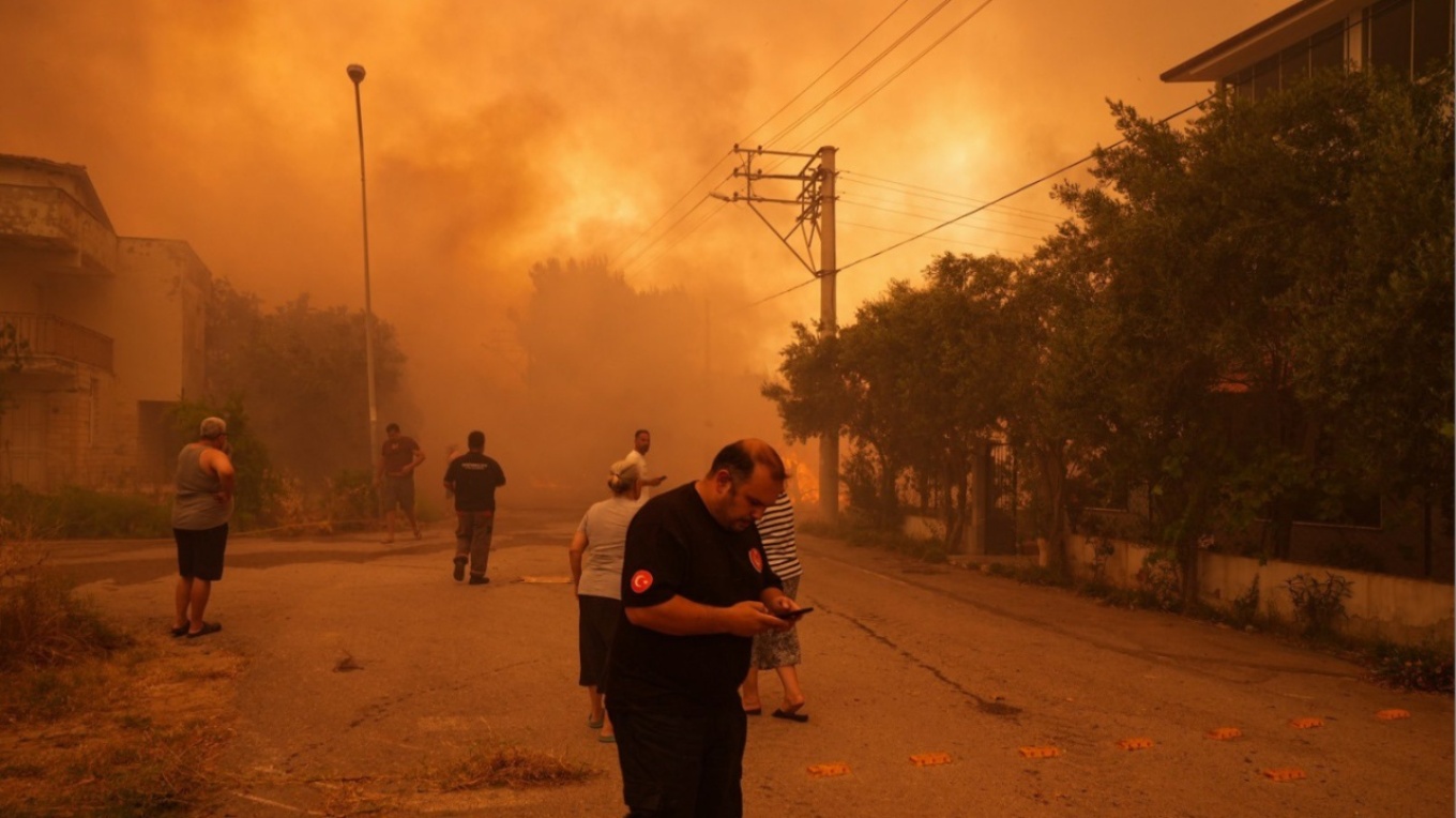 Σε πύρινο κλοιό η Σμύρνη. Εκκενώθηκαν 10 οικισμοί, κάηκαν σπίτια, 17 συλλήψεις. “Έβρεχε” στάχτη σε ελληνικά νησιά