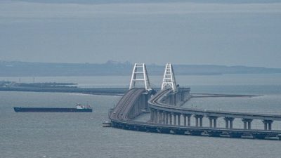 Η Ουκρανία ανακοίνωσε ότι έπληξε ξανά με εκρηκτικά τη γέφυρα της Κριμαίας (Βίντεο)