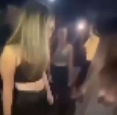 “Στα γόνατα τώρα!”. Ανήλικες επιτέθηκαν σε 16χρονη στη Γλυφάδα. Συλλήψεις για βίαιο επεισόδιο που καταγράφηκε σε βίντεο