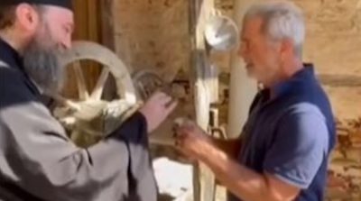 Ο Μελ Γκίμπσον λαμβάνει αγιασμό από ορθόδοξο μοναχό στο Άγιο Όρος (βίντεο)
