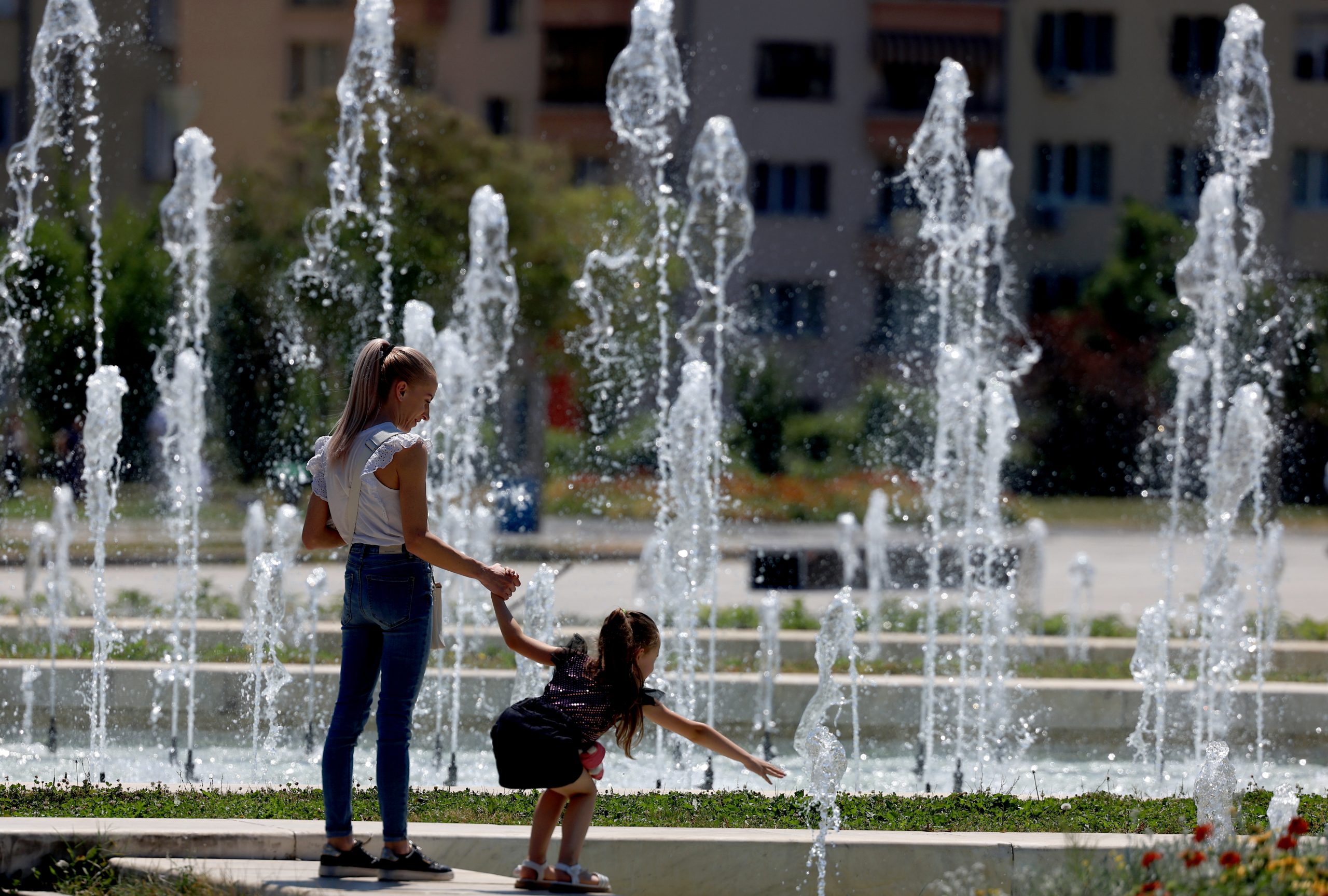 Σαρώνει ο καύσωνας την Ευρώπη. Έκτακτα μέτρα σε Ιταλία, κλείνει ο Πύργος του Άιφελ