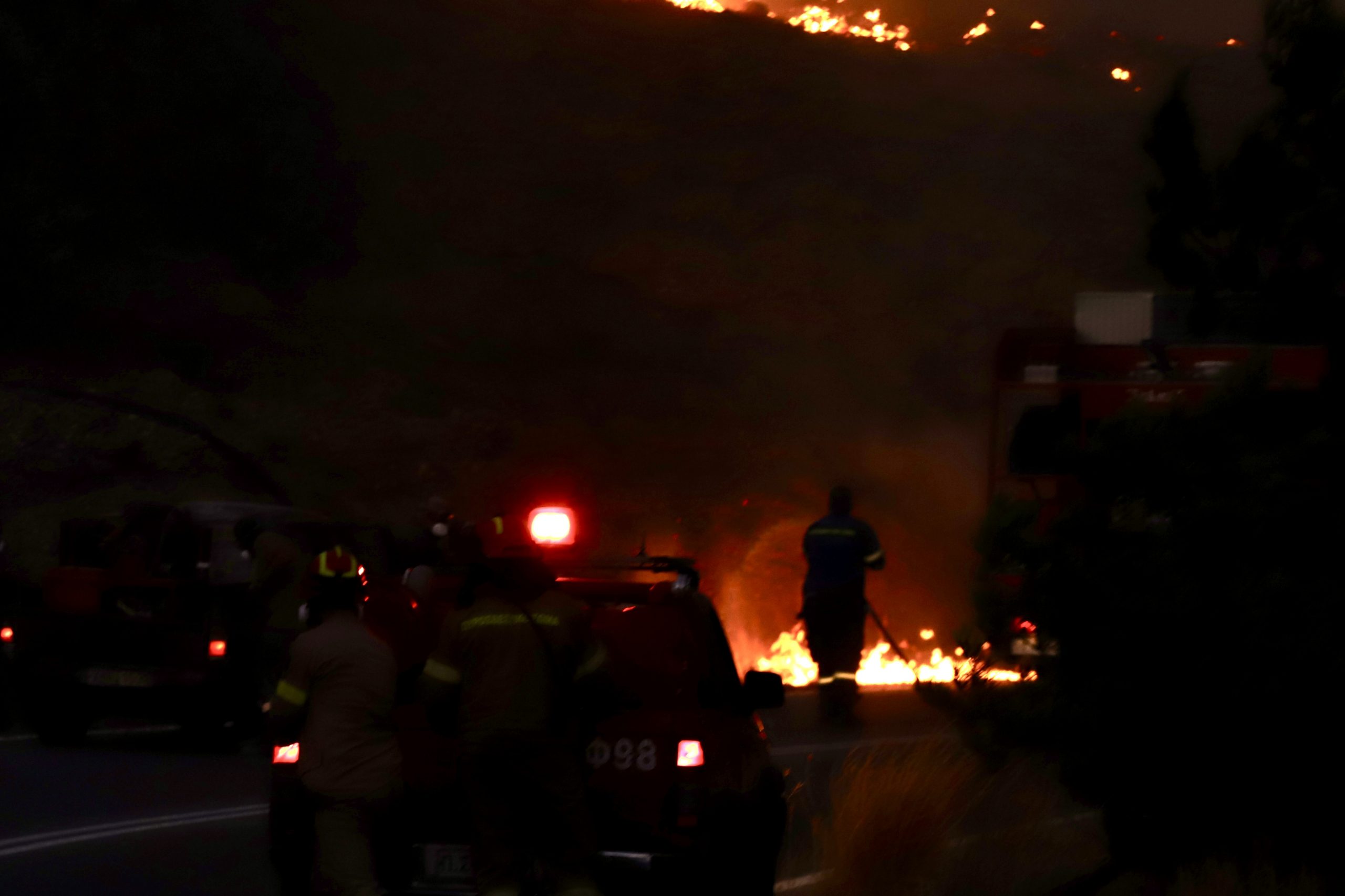 Πέντε χιλιάδες τουρίστες εκκένωσαν οικισμούς της Ιεράπετρας λόγω της φωτιάς
