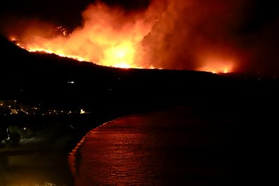 Φωτιά στην Ιεράπετρα. Ολονύχτια μάχη της πυροσβεστικής σε τρία μέτωπα