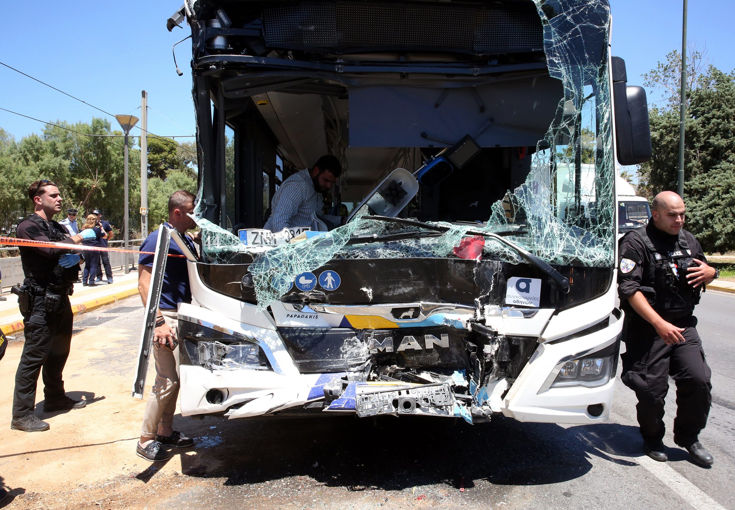 Τουλάχιστον 32 τραυματίες από το τροχαίο των δύο λεωφορείων. Τρεις σε σοβαρή κατάσταση