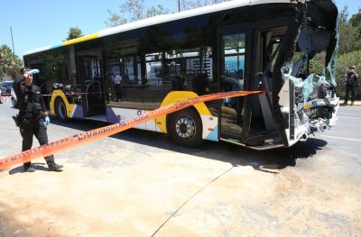 Συνολικά 47 άτομα τραυματίστηκαν από τη σύγκρουση των δύο λεωφορείων. Στο χειρουργείο 47χρονη πολυτραυματίας