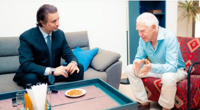 Συμβολική επίσκεψη του γιου του Χαφτάρ στον πρόεδρο της ελληνικής κοινότητας στη Βεγγάζη