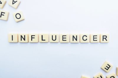 Αντιδράσεις με Influencer που πέταξε από βράχο τον 7χρονο γιο του για βουτιά