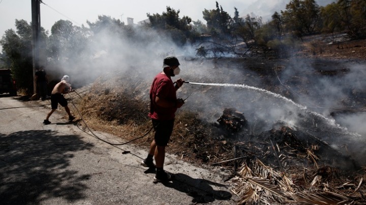 Σε ύφεση η πυρκαγιά στο Κορωπί. Εκκενώθηκαν περιοχές, κάηκαν σπίτια
