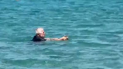 Γάλλος βούτηξε στη θάλασσα στην Πάρο για να σώσει γατάκι που πνιγόταν. Η οικογένεια θα το υιοθετήσει