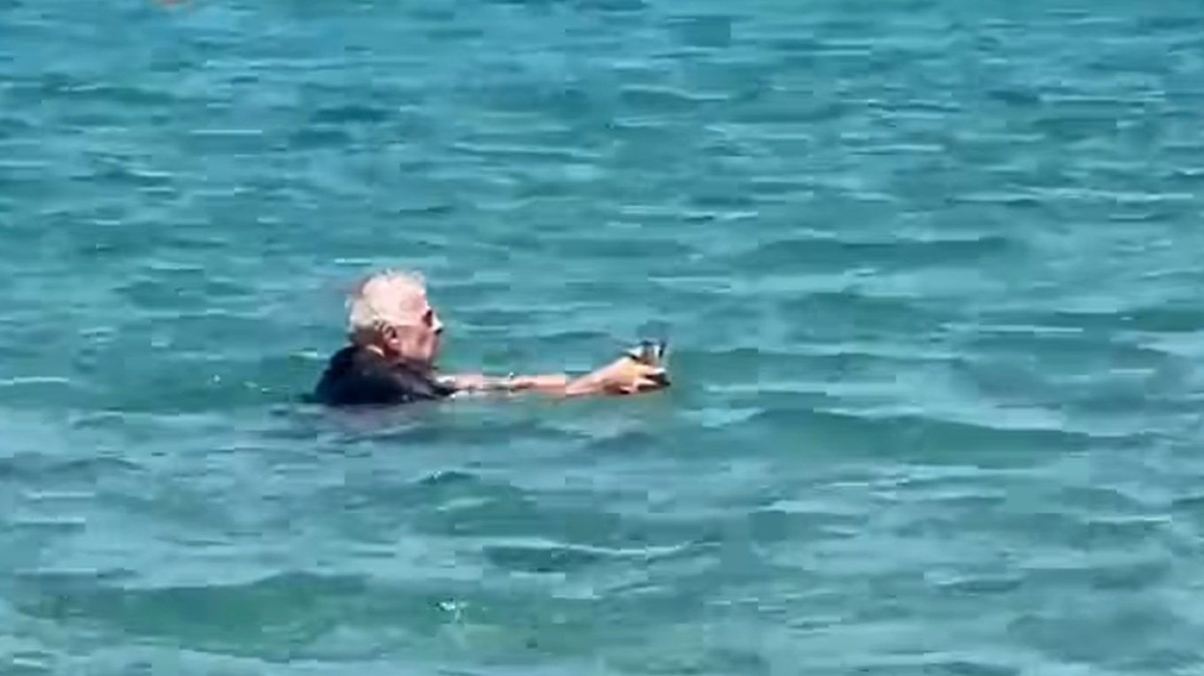 Γάλλος βούτηξε στη θάλασσα στην Πάρο για να σώσει γατάκι που πνιγόταν. Η οικογένεια θα το υιοθετήσει