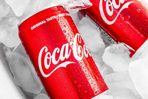 Ο Τραμπ ζητάει από την Coca Cola να επιστρέψει στην αληθινή ζάχαρη από ζαχαροκάλαμο. Τι απαντά η εταιρεία