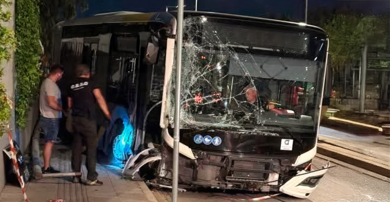Θρίλερ με “ακυβέρνητο” λεωφορείο για 150 μέτρα στη Βουλιαγμένης. Ξήλωσε κολώνες, πινακίδες