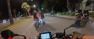 Επεισοδιακή καταδίωξη στη Βουλιαγμένη. Μηχανή προσπάθησε να αποφύγει μπλόκο και παραλίγο να παρασύρει αστυνομικό (βίντεο)