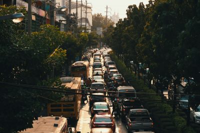 Μποτιλιαρισμένοι 100 ώρες τον χρόνο. Συγκοινωνιολόγοι εξηγούν πως θα έρθει αποσυμφόρηση στο οδικό δίκτυο
