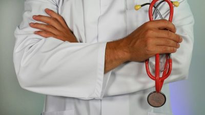 Γιατρός στη Γερμανία κατηγορείται ότι σκότωσε 15 ασθενείς και έκαψε τα σπίτια τους. Η δράση του
