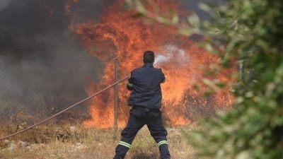 Σε αυλές σπιτιών έχει φτάσει η φωτιά στο Κορωπί. Πολλαπλά τα ενεργά μέτωπα