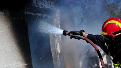 Μαίνεται η φωτιά σε εργοστάσιο πλαστικών στην Αυλίδα. Μήνυμα 112 στους κατοίκους για τους καπνούς