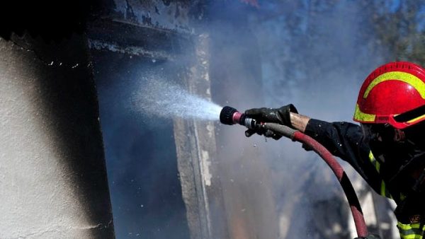 Μαίνεται η φωτιά σε εργοστάσιο πλαστικών στην Αυλίδα. Μήνυμα 112 στους κατοίκους για τους καπνούς